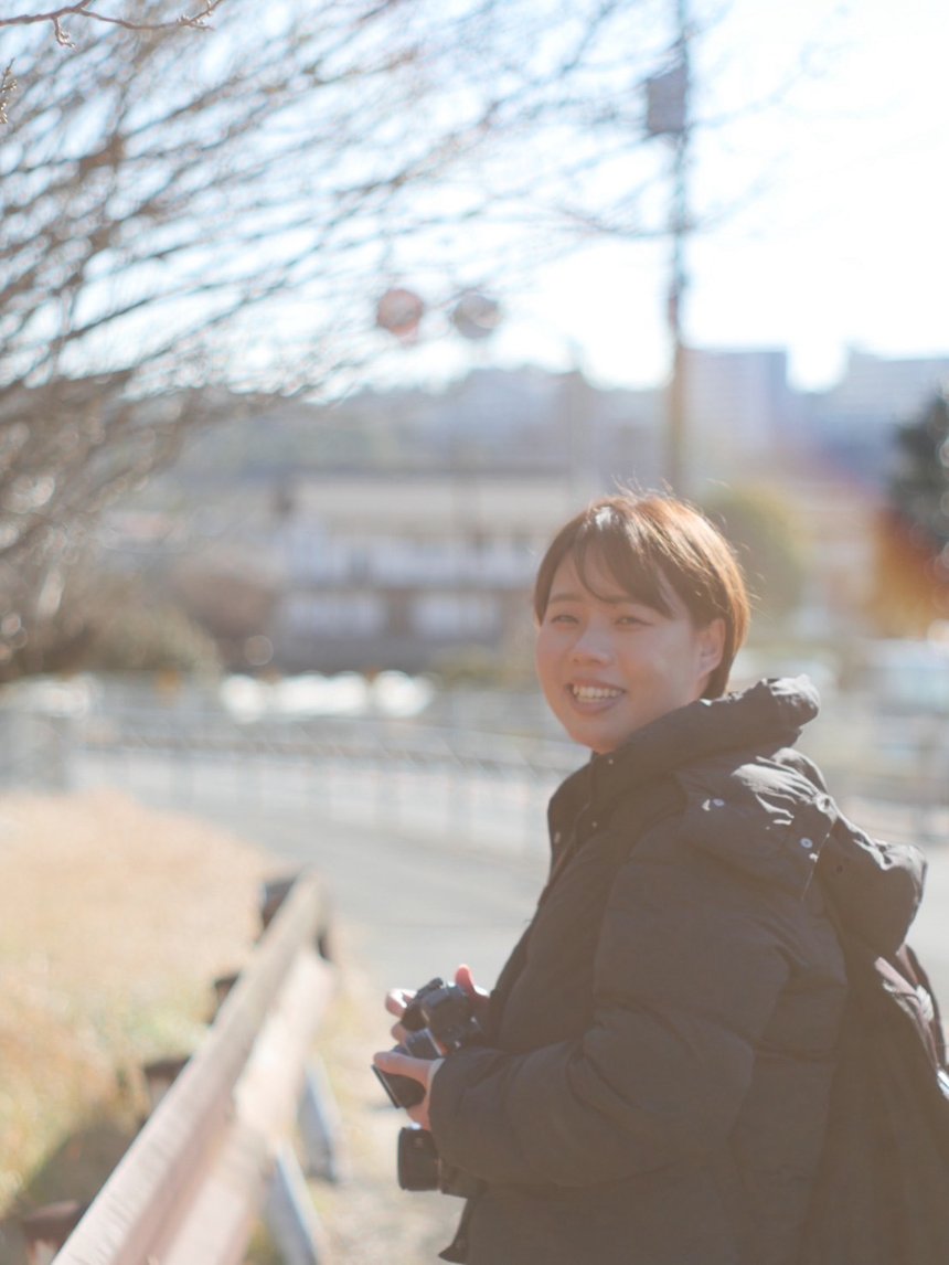 カメラを持ったスタッフの加藤妃菜