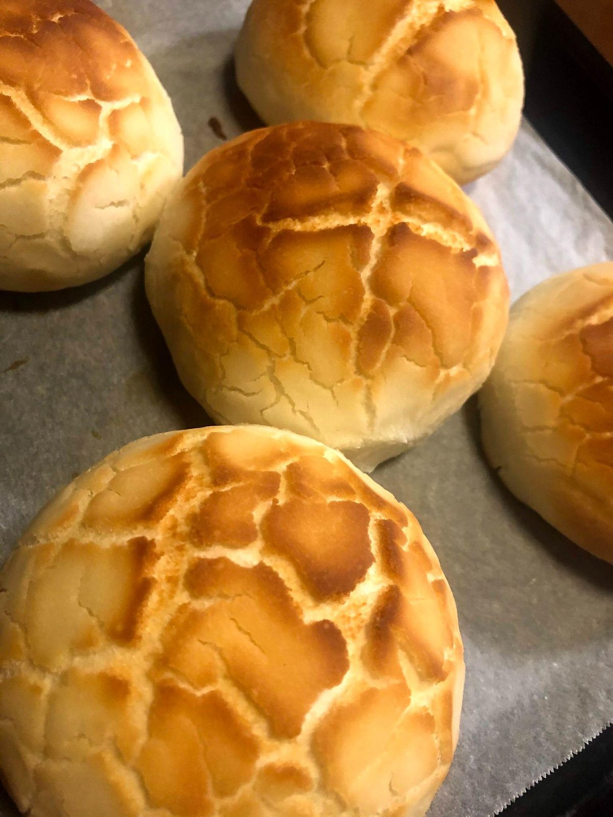 表面が格子模様に焼けた丸いパン